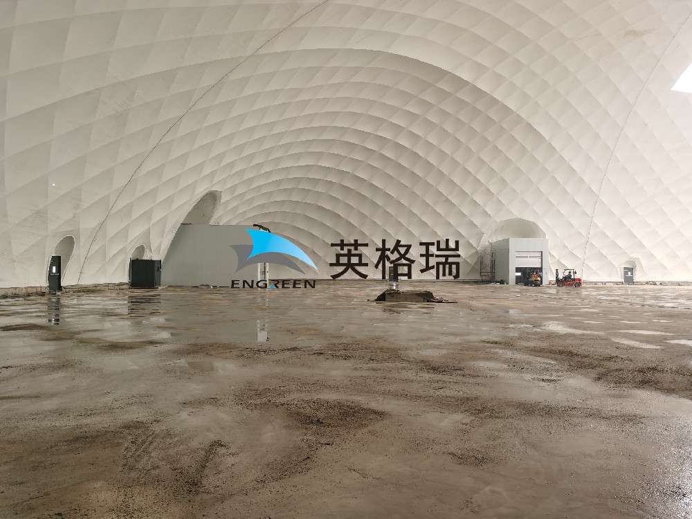 氣膜倉(cāng)庫(kù)內(nèi)部空間無(wú)礙，大型機(jī)械可自由運(yùn)行，空間利用率高